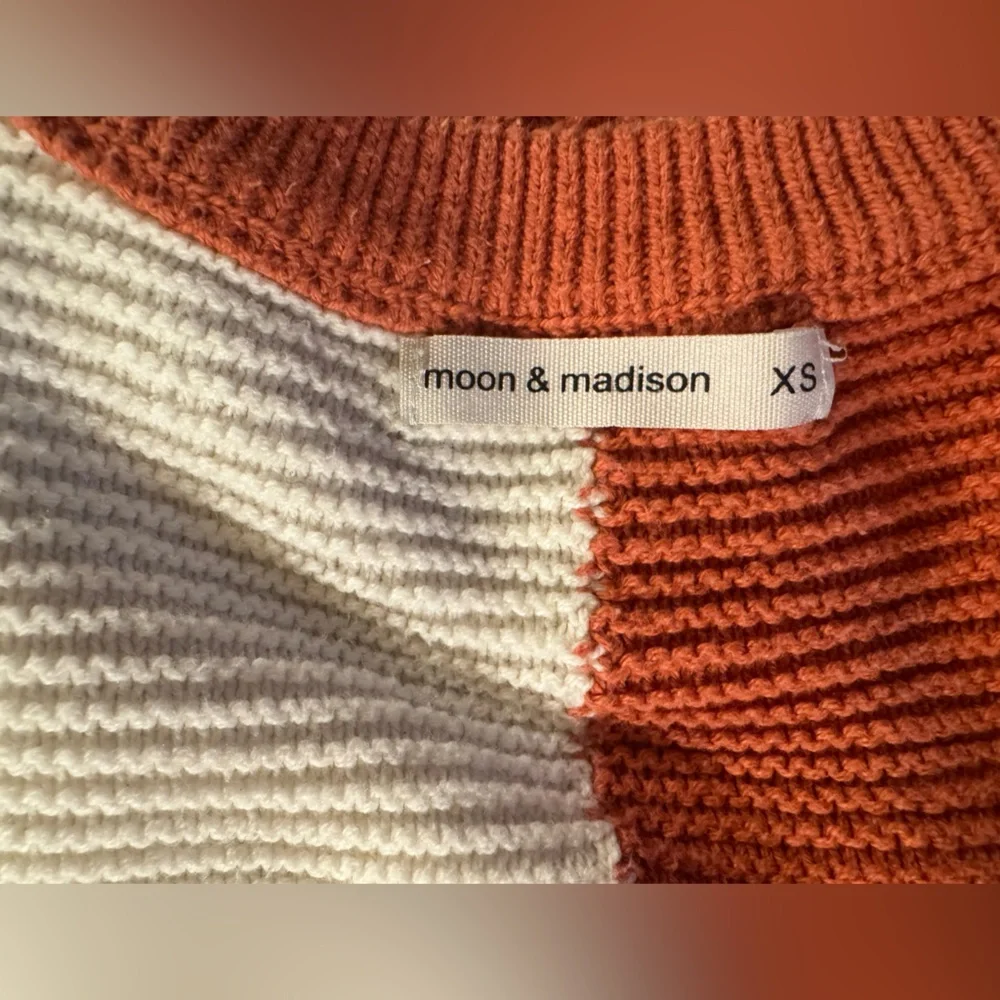 Moon & Madison Rust and White Knit Sweater - Picture 2 of 2